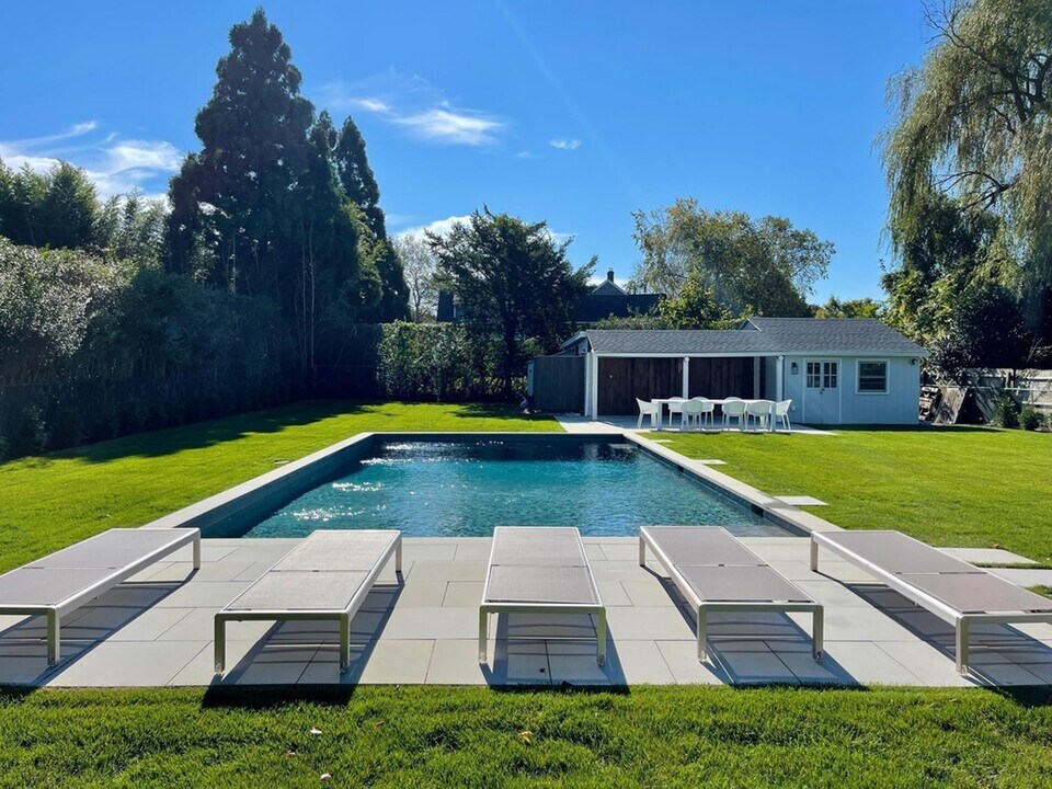 70 Powell Ave in Southampton, NY - Building Photo