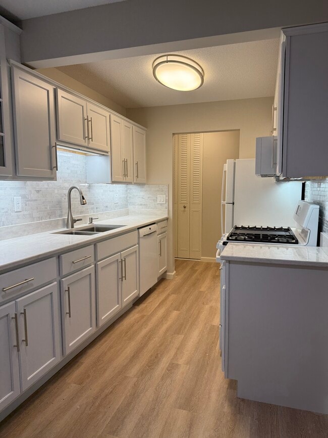 9400 Old Cedar Ave S, Unit 219 in Bloomington, MN - Building Photo - Building Photo