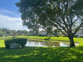 7 Amherst Ct in Royal Palm Beach, FL - Foto de edificio - Building Photo