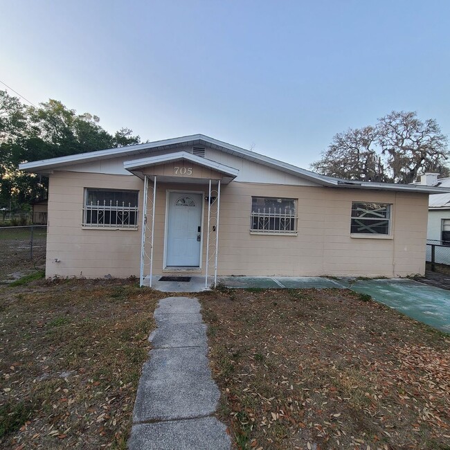 property at 705 W 2nd St