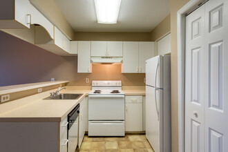 Flint Garden Apartments in Chattahoochee, FL - Building Photo - Interior Photo