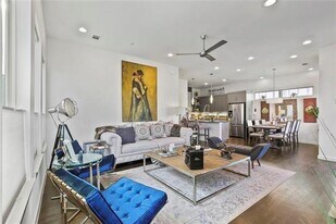 1911 Summit Ave in Dallas, TX - Building Photo