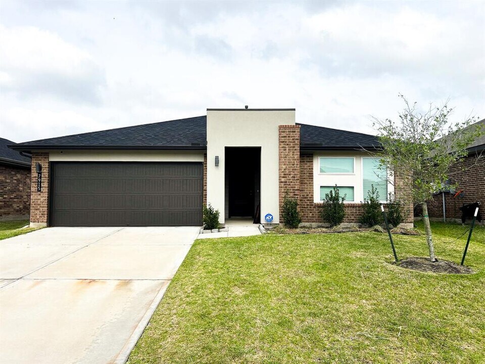 7915 Murciana Dr in Rosharon, TX - Building Photo