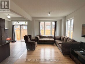 2 Littlewood Dr in Whitby, ON - Building Photo - Building Photo