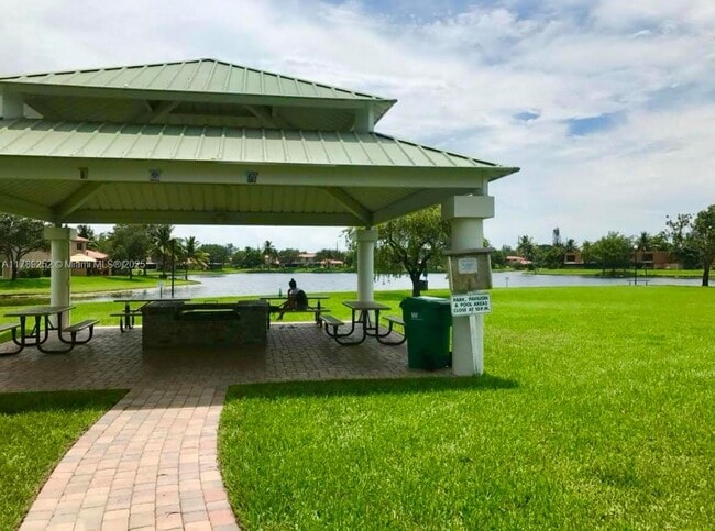 1617 W Harmony Lake Cir in Davie, FL - Building Photo - Building Photo