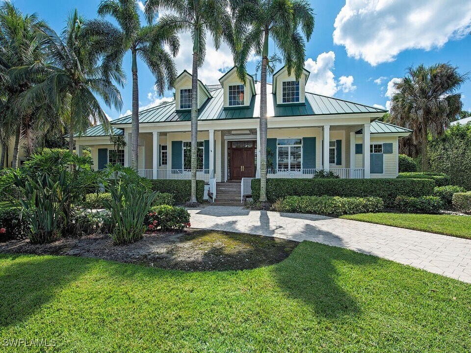 194 4th Ave N in Naples, FL - Building Photo