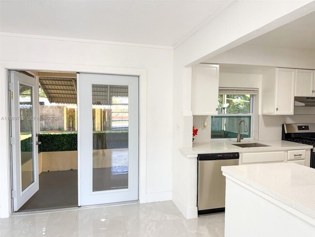 7040 NW 24th St in Sunrise, FL - Building Photo - Building Photo