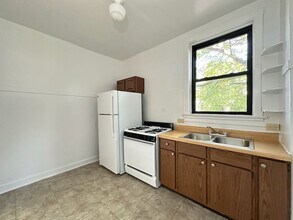 2424 N Sawyer Ave in Chicago, IL - Building Photo - Building Photo