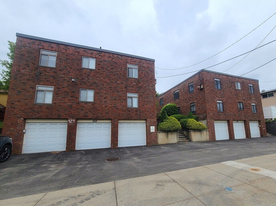 429 Newport Ave in Quincy, MA - Building Photo