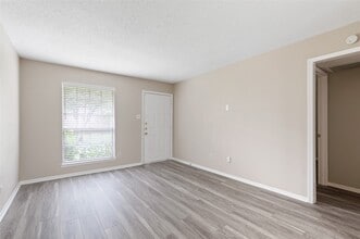 233 W Tri Oaks Ln in Houston, TX - Building Photo - Building Photo