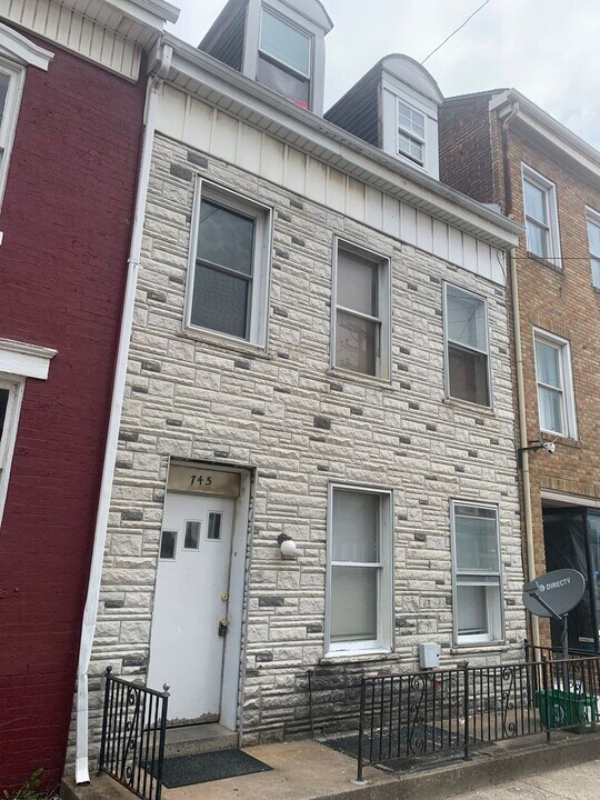 745 E Market St in York, PA - Building Photo
