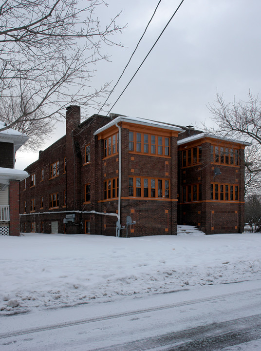 73 S Highland Ave in Akron, OH - Building Photo