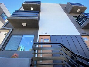 4960 Clinton St, Unit 4958 in Los Angeles, CA - Foto de edificio - Building Photo
