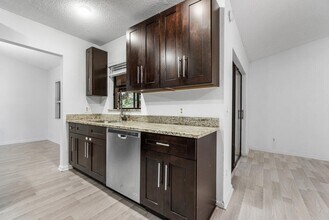 190 Parkwood Dr S in Royal Palm Beach, FL - Building Photo - Building Photo