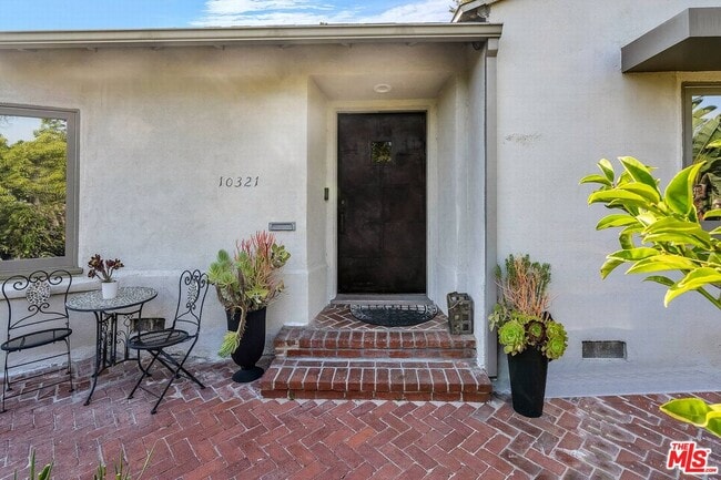 10321 Rochester Ave in Los Angeles, CA - Building Photo - Building Photo