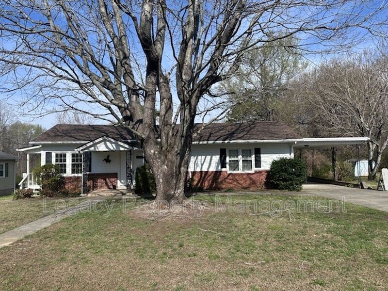 408 10th St in Gibsonville, NC - Building Photo