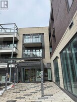 705 Davis Dr in Newmarket, ON - Building Photo