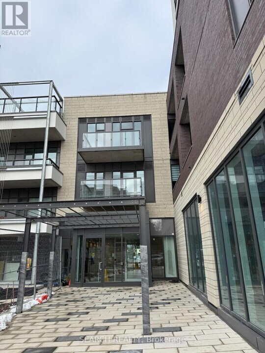 705 Davis Dr in Newmarket, ON - Building Photo