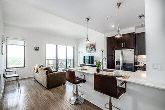 2002 Holcombe Blvd in Houston, TX - Building Photo - Building Photo