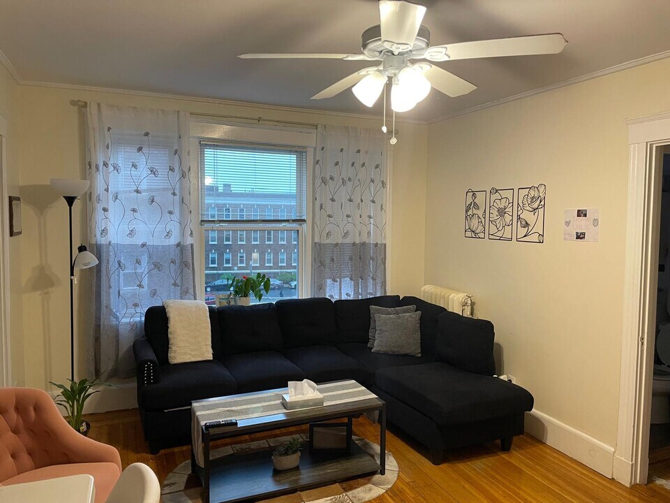 1607 Commonwealth Ave, Unit 27 in Boston, MA - Building Photo