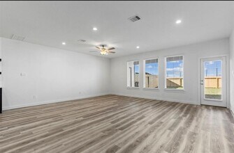 2911 Crown Gate Dr in Houston, TX - Building Photo - Building Photo