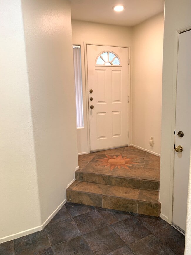 18316 1/2 Keswick St in Reseda, CA - Building Photo - Building Photo