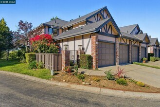 121 Haslemere Ct in Lafayette, CA - Foto de edificio - Building Photo