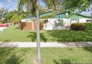 1001 Manor Dr in Palm Springs, FL - Building Photo