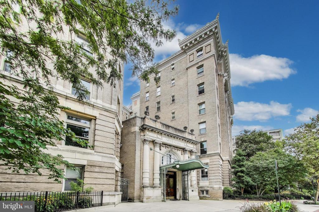 2022 Columbia Rd NW in Washington, DC - Building Photo