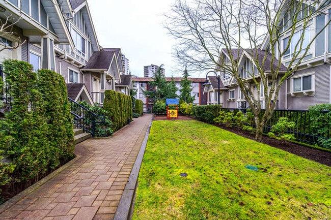 4288 Sardis St in Burnaby, BC - Building Photo - Building Photo