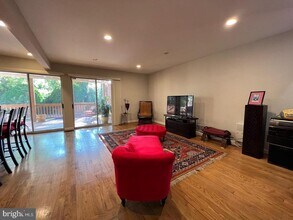 5222 MacArthur Blvd in Washington, DC - Building Photo - Building Photo