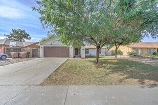 7113 W Sunnyside Dr in Peoria, AZ - Building Photo