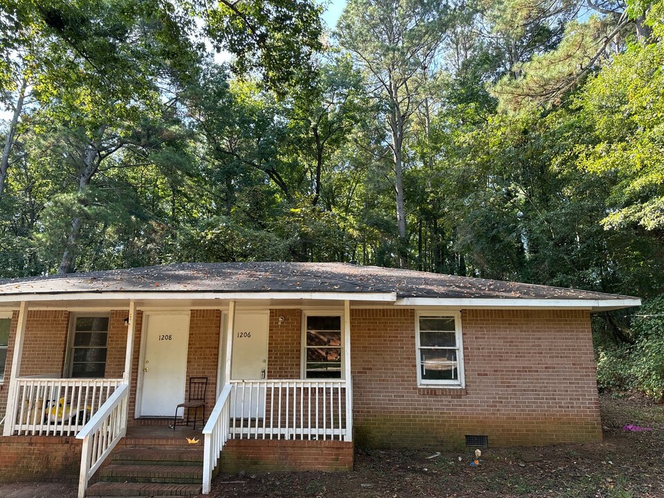 1206 Dewey St in Griffin, GA - Foto de edificio