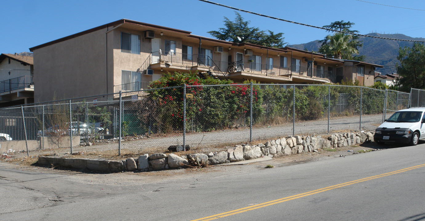 10007 Samoa Ave in Tujunga, CA - Foto de edificio