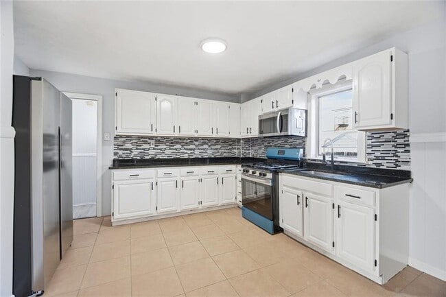 378 Juniper St in East Providence, RI - Building Photo - Building Photo