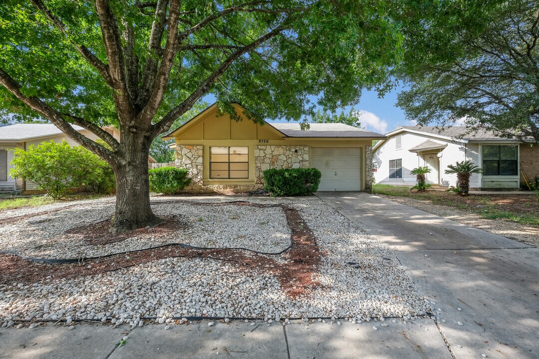 9726 Hidden Cross in San Antonio, TX - Building Photo