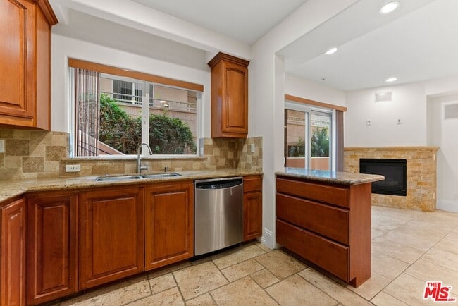 16123 Sunset Blvd, Unit 101 in Los Angeles, CA - Building Photo - Building Photo