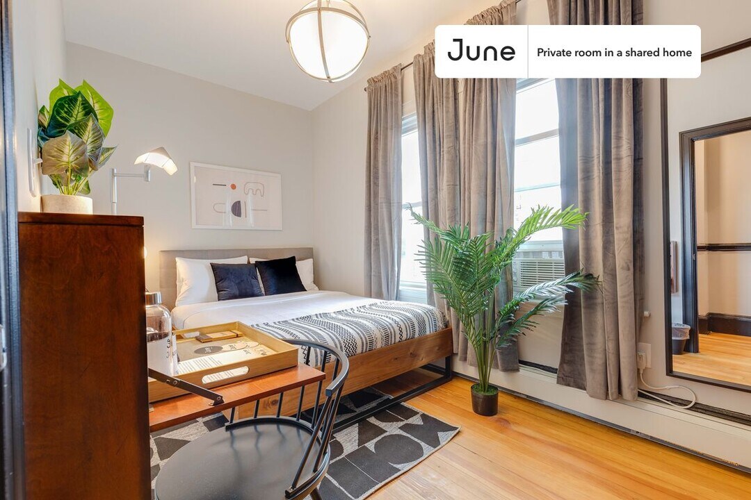 Private bedroom in 4 bed/1.5 bath Home in Boston, MA - Building Photo