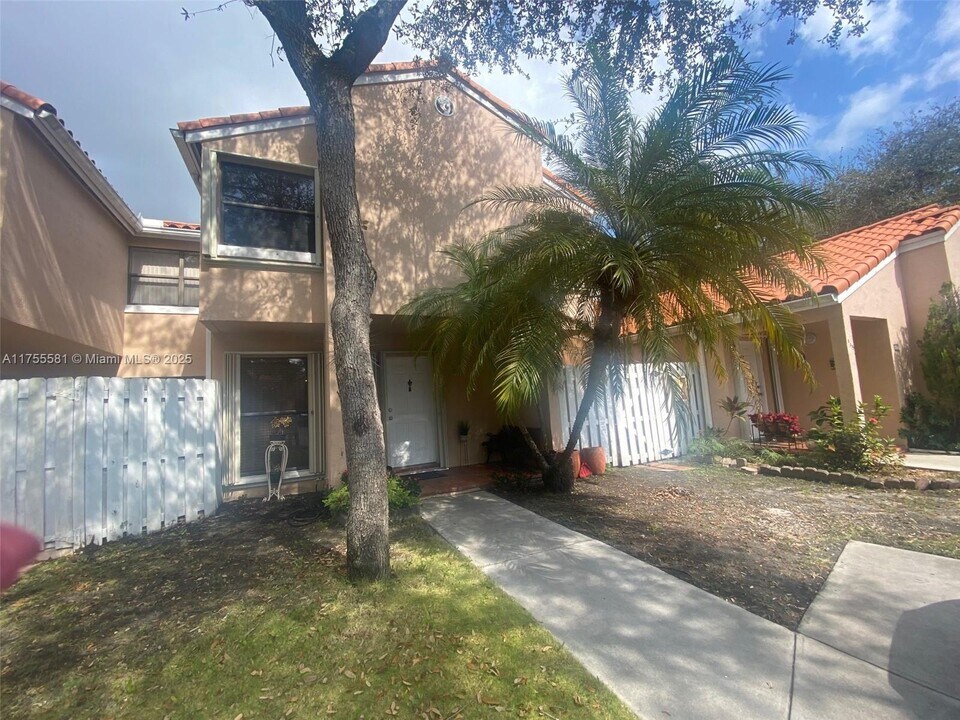 11800 SW 80th St in Miami, FL - Building Photo