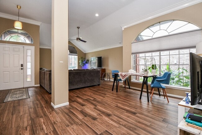 8323 Lake Crystal Dr