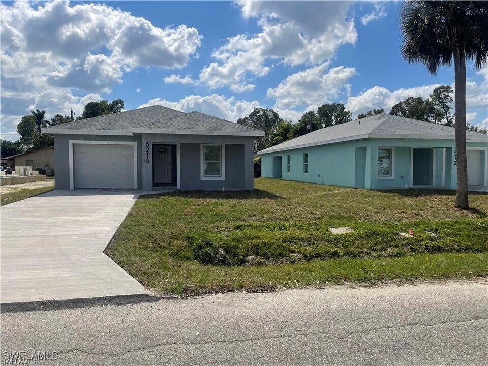 3220 Jeffcott St in Ft. Myers, FL - Building Photo