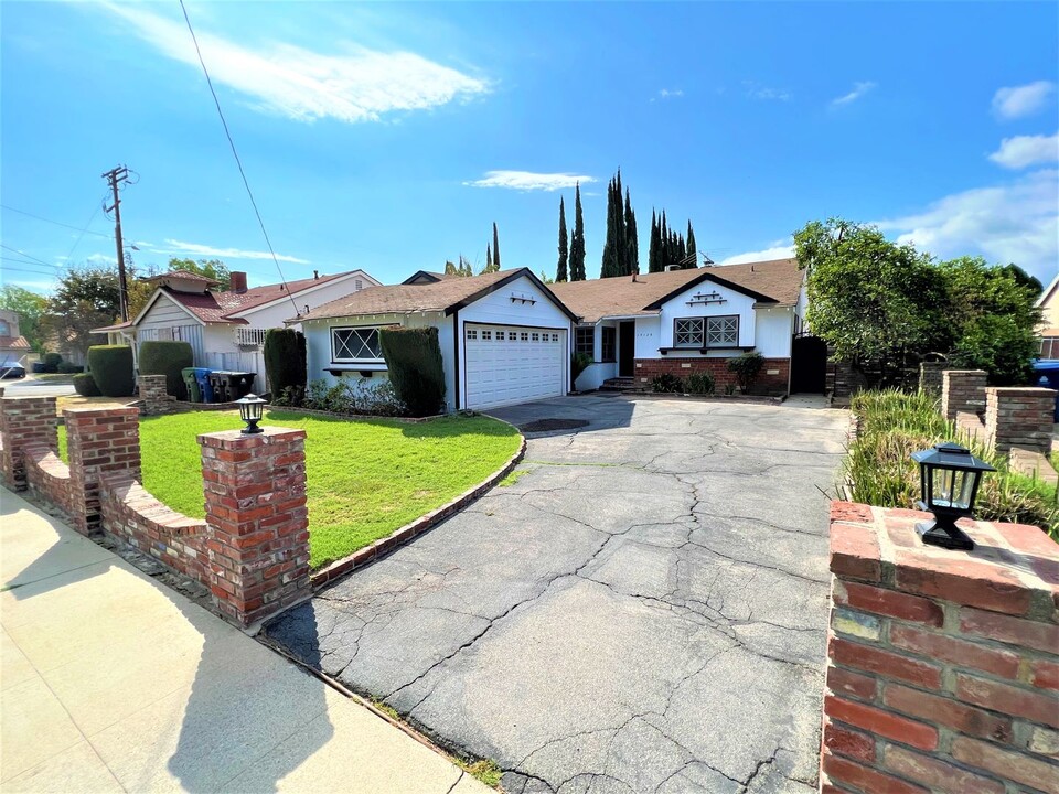 15126 Enadia Way in Los Angeles, CA - Building Photo