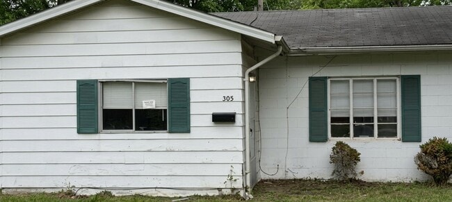 property at 305 W 7th St