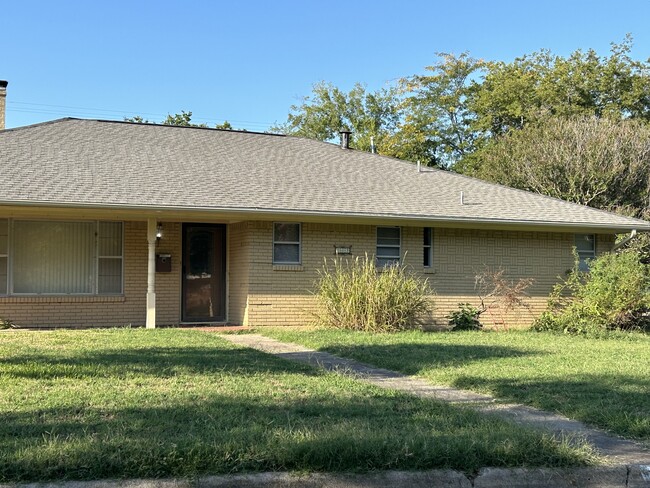 203 Melody Ln in Gainesville, TX - Building Photo - Building Photo