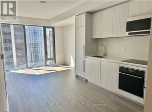 8 Cumberland St in Toronto, ON - Building Photo - Building Photo