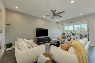 604 N Bluff Dr in Austin, TX - Building Photo - Building Photo