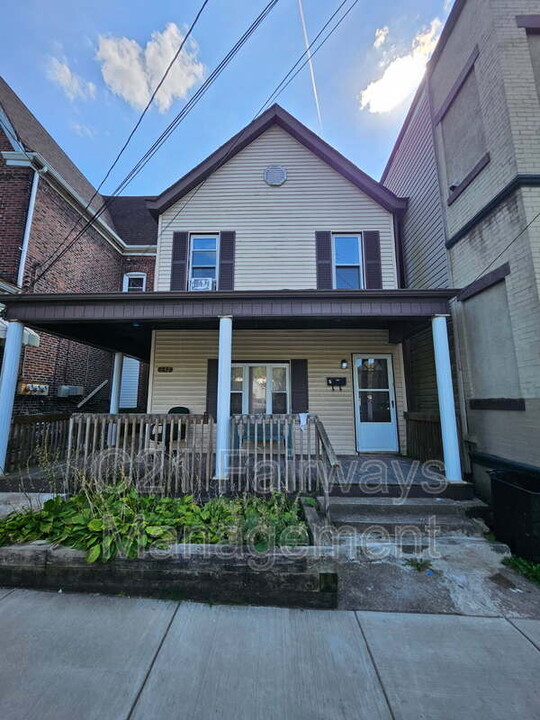 537 3rd St in Pitcairn, PA - Building Photo