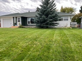 114-112 12th Ave S in Lewistown, MT - Building Photo