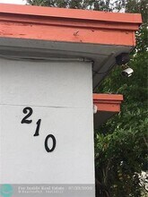 210 NW 5th Ave-Unit -4 in Dania Beach, FL - Building Photo - Building Photo