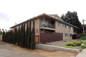 295 D St in Chula Vista, CA - Foto de edificio - Building Photo